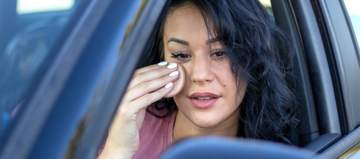 3 Easy Tips To Reapply Sunscreen Over Makeup